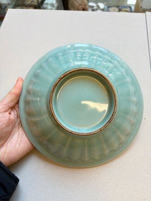 A pair of Chinese white-glazed 'Hu' vases and a Longquan celadon 'Twin Fish' plate, 20th C. — foto 14