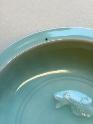 A pair of Chinese white-glazed 'Hu' vases and a Longquan celadon 'Twin Fish' plate, 20th C. — foto 15
