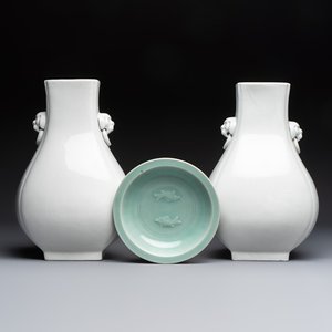 A pair of Chinese white-glazed 'Hu' vases and a Longquan celadon 'Twin Fish' plate, 20th C. — foto 1