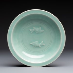 A pair of Chinese white-glazed 'Hu' vases and a Longquan celadon 'Twin Fish' plate, 20th C. — foto 2