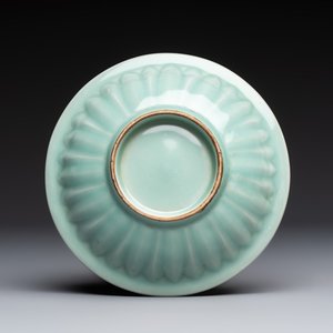 A pair of Chinese white-glazed 'Hu' vases and a Longquan celadon 'Twin Fish' plate, 20th C. — foto 3