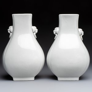 A pair of Chinese white-glazed 'Hu' vases and a Longquan celadon 'Twin Fish' plate, 20th C. — foto 4