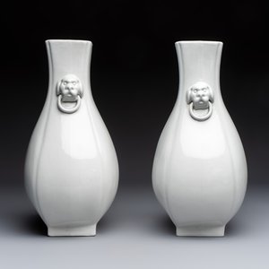 A pair of Chinese white-glazed 'Hu' vases and a Longquan celadon 'Twin Fish' plate, 20th C. — foto 5