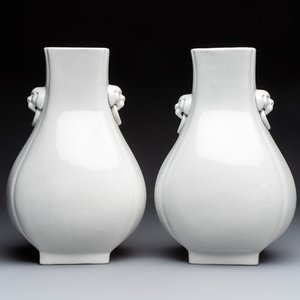 A pair of Chinese white-glazed 'Hu' vases and a Longquan celadon 'Twin Fish' plate, 20th C. — foto 6