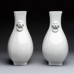 A pair of Chinese white-glazed 'Hu' vases and a Longquan celadon 'Twin Fish' plate, 20th C. — foto 7