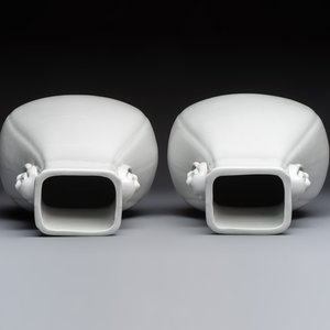 A pair of Chinese white-glazed 'Hu' vases and a Longquan celadon 'Twin Fish' plate, 20th C. — foto 8