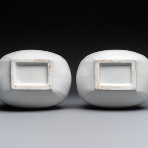A pair of Chinese white-glazed 'Hu' vases and a Longquan celadon 'Twin Fish' plate, 20th C. — foto 9