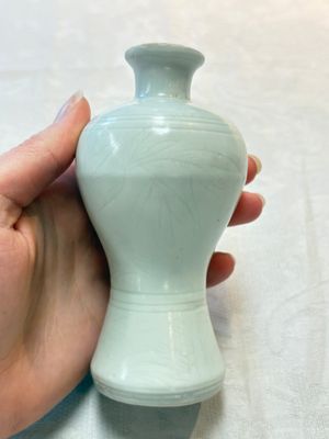 A pair of Chinese white-glazed vases and a pair of blue and white covered jars, Wanli mark and of the period — photo 16