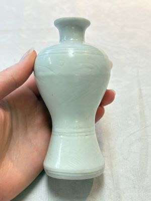 A pair of Chinese white-glazed vases and a pair of blue and white covered jars, Wanli mark and of the period — photo 17