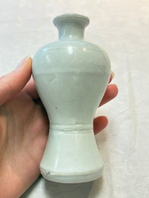 A pair of Chinese white-glazed vases and a pair of blue and white covered jars, Wanli mark and of the period — photo 2
