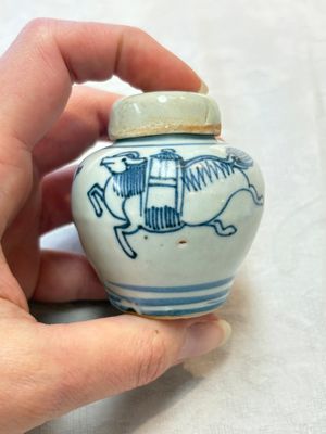 A pair of Chinese white-glazed vases and a pair of blue and white covered jars, Wanli mark and of the period — photo 21