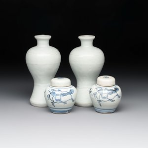 A pair of Chinese white-glazed vases and a pair of blue and white covered jars, Wanli mark and of the period — photo 1
