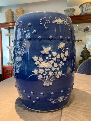 A pair of Chinese white slip-decorated blue-ground garden seats, 19th C. — photo 12
