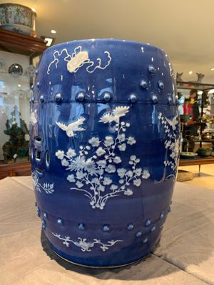 A pair of Chinese white slip-decorated blue-ground garden seats, 19th C. — photo 20