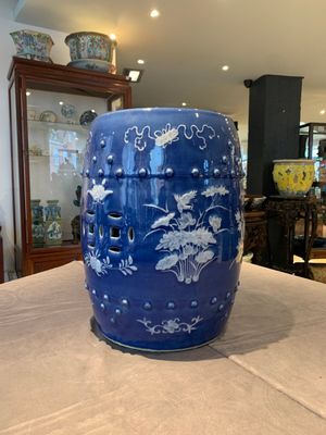 A pair of Chinese white slip-decorated blue-ground garden seats, 19th C. — photo 3