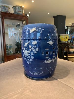 A pair of Chinese white slip-decorated blue-ground garden seats, 19th C. — photo 4