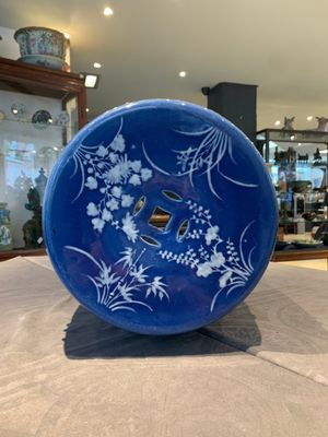 A pair of Chinese white slip-decorated blue-ground garden seats, 19th C. — photo 5