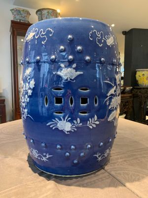 A pair of Chinese white slip-decorated blue-ground garden seats, 19th C. — photo 7