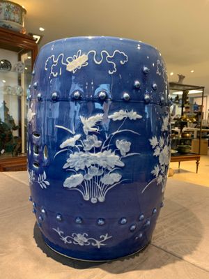 A pair of Chinese white slip-decorated blue-ground garden seats, 19th C. — photo 8