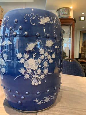 A pair of Chinese white slip-decorated blue-ground garden seats, 19th C. — photo 9