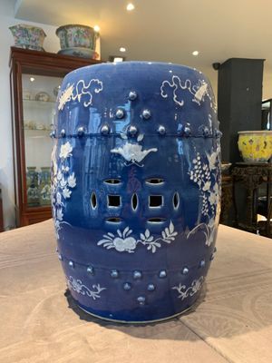 A pair of Chinese white slip-decorated blue-ground garden seats, 19th C. — photo 10