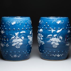 A pair of Chinese white slip-decorated blue-ground garden seats, 19th C. — photo 2
