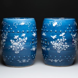 A pair of Chinese white slip-decorated blue-ground garden seats, 19th C. — photo 3
