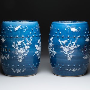 A pair of Chinese white slip-decorated blue-ground garden seats, 19th C. — photo 4