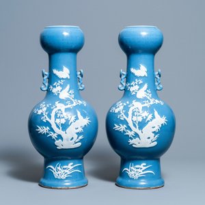 A pair of Chinese white slip-decorated blue-ground vases, 19th C. — 照片 1