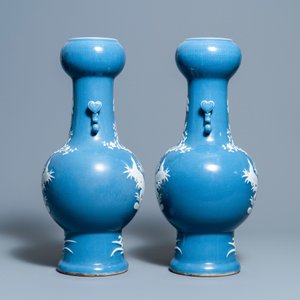 A pair of Chinese white slip-decorated blue-ground vases, 19th C. — 照片 2