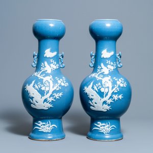 A pair of Chinese white slip-decorated blue-ground vases, 19th C. — 照片 3
