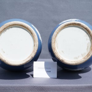 A pair of Chinese white slip-decorated blue-ground vases, 19th C. — 照片 9
