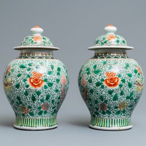 A pair of Chinese wucai 'Buddhist lion' vases and covers, 19/20th C. — photo 2