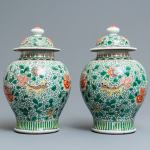 A pair of Chinese wucai 'Buddhist lion' vases and covers, 19/20th C. — photo 3