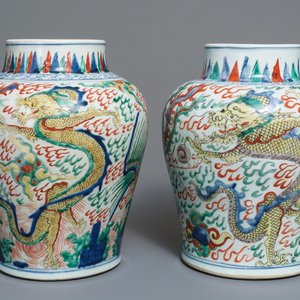 A pair of Chinese wucai ‘dragon and phoenix’ vases, Transitional period — 照片 1