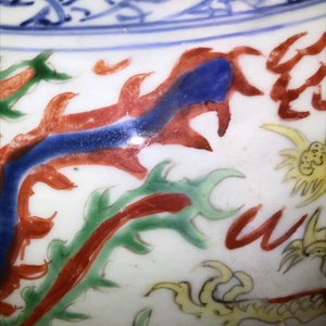 A pair of Chinese wucai ‘dragon and phoenix’ vases, Transitional period — 照片 17