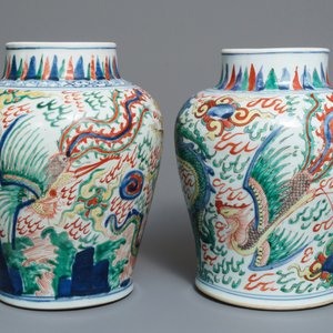 A pair of Chinese wucai ‘dragon and phoenix’ vases, Transitional period — 照片 2