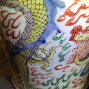 A pair of Chinese wucai ‘dragon and phoenix’ vases, Transitional period — 照片 25