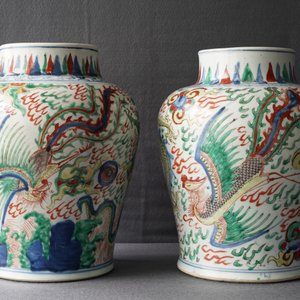 A pair of Chinese wucai ‘dragon and phoenix’ vases, Transitional period — 照片 27