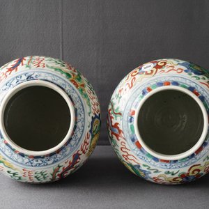 A pair of Chinese wucai ‘dragon and phoenix’ vases, Transitional period — 照片 30