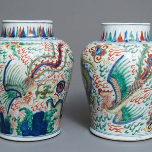 A pair of Chinese wucai ‘dragon and phoenix’ vases, Transitional period — 照片 4