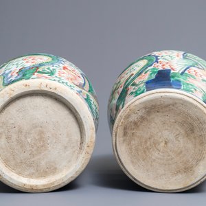 A pair of Chinese wucai ‘dragon and phoenix’ vases, Transitional period — 照片 6