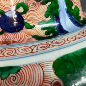 A pair of Chinese wucai 'galloping horses' vases and covers, Transitional period — photo 13