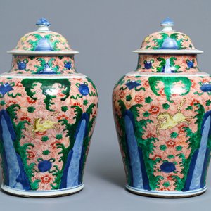 A pair of Chinese wucai 'galloping horses' vases and covers, Transitional period — photo 3