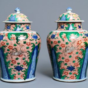 A pair of Chinese wucai 'galloping horses' vases and covers, Transitional period — photo 4