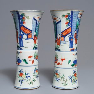 A pair of Chinese wucai gu vases, 19th C. — 照片 2