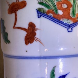 A pair of Chinese wucai gu vases, 19th C. — 照片 10