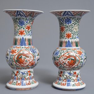A pair of Chinese wucai gu vases with dragons, Wanli mark, Republic, 20th C. — photo 1