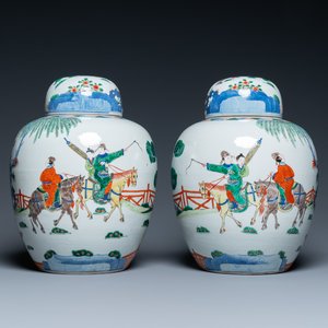 A pair of Chinese wucai jars and covers, Wanli mark, 19th C. — 照片 1