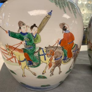 A pair of Chinese wucai jars and covers, Wanli mark, 19th C. — 照片 12